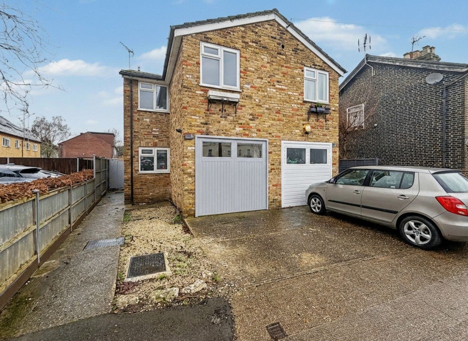 House Rockingham Parade in Greater London