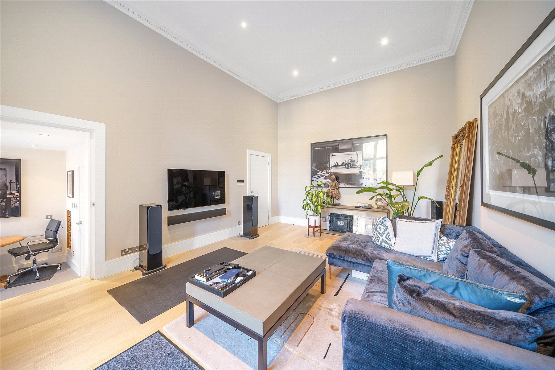 Flat Onslow Gardens in Greater London