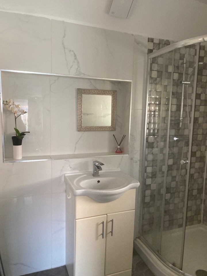 Room Mead Avenue in Slough