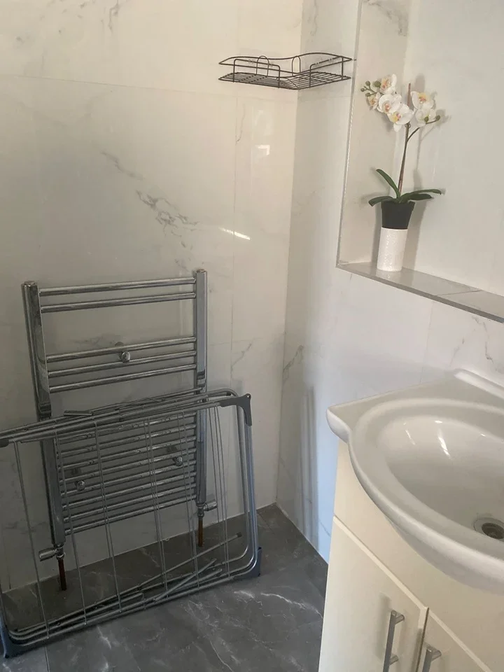 Room Mead Avenue in Slough