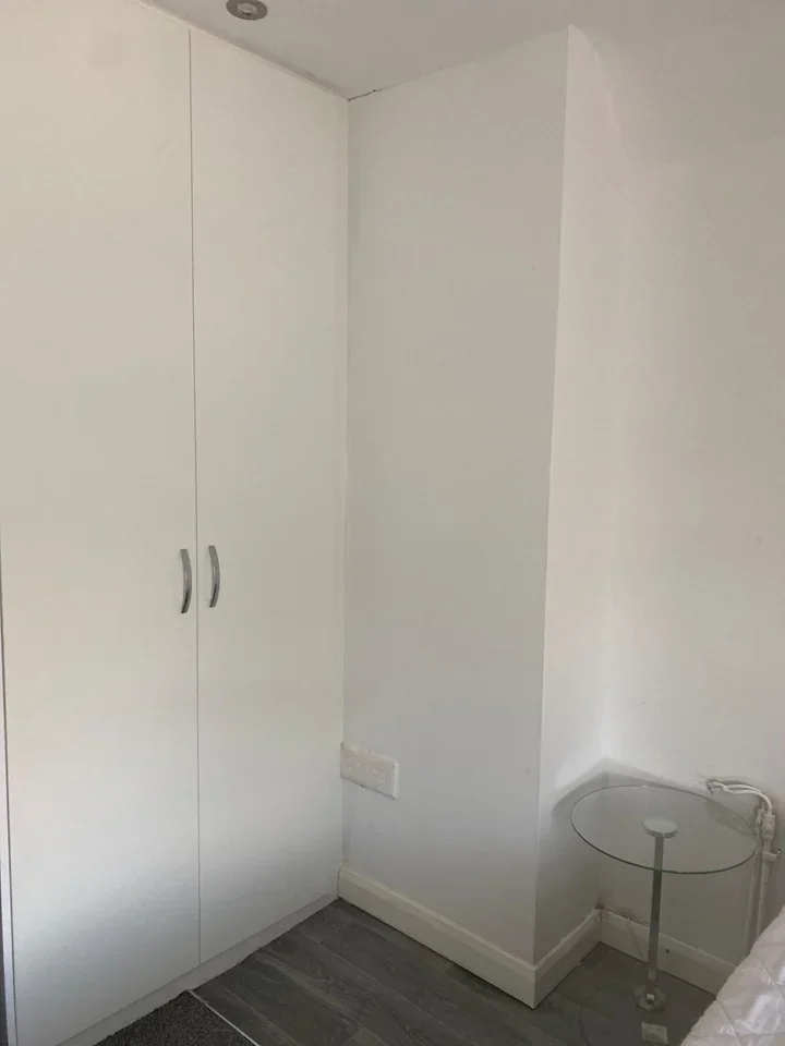 Room Mead Avenue in Slough