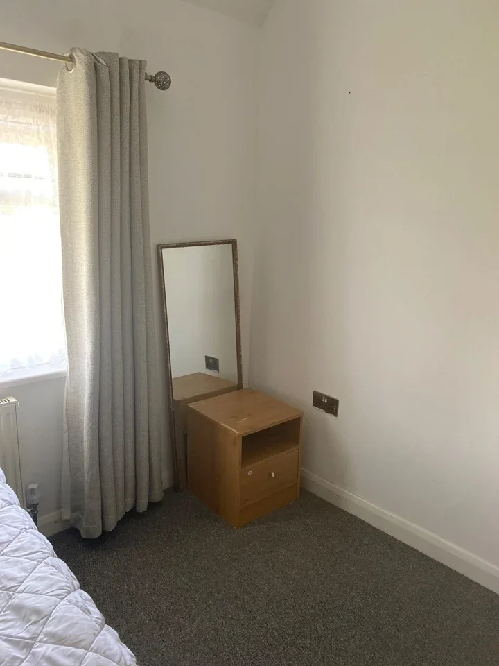 Room Mead Avenue in Slough