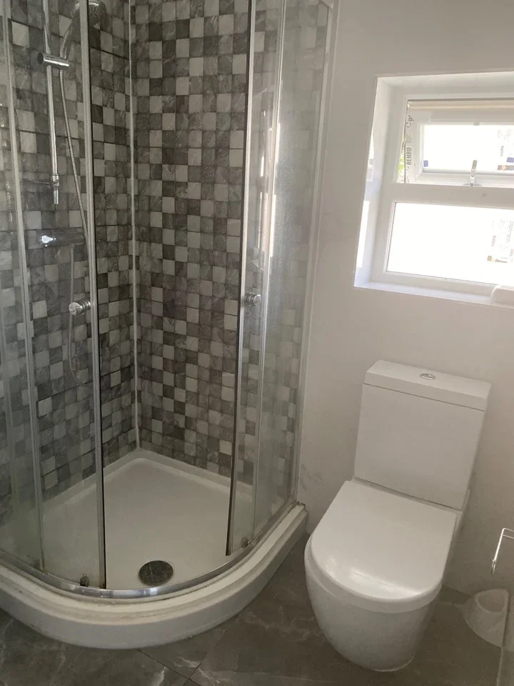 Room Mead Avenue in Slough
