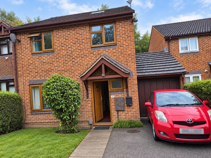 Room Abrahams Road in Crawley