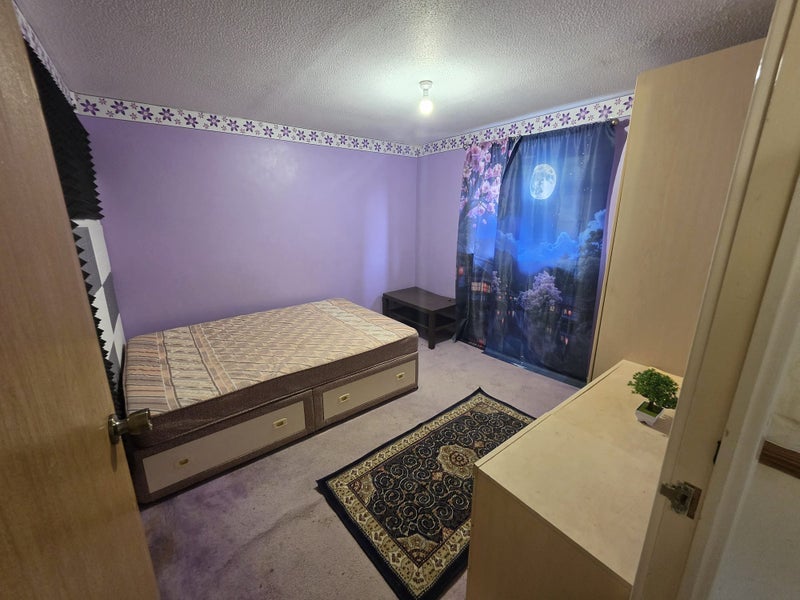 Room Abrahams Road in Crawley