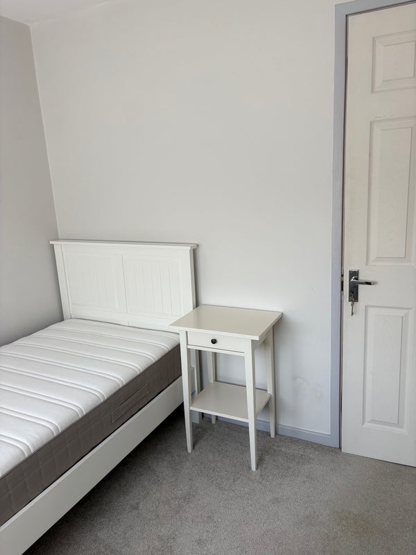 Room Burlands in Crawley