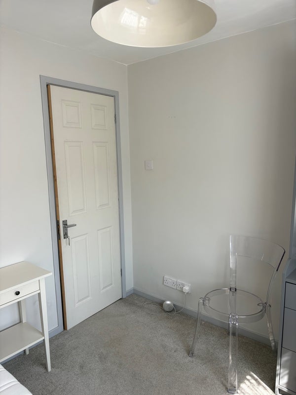 Room Burlands in Crawley