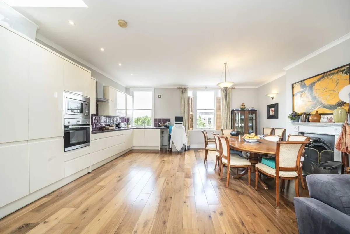 Flat Boscombe Road in Greater London