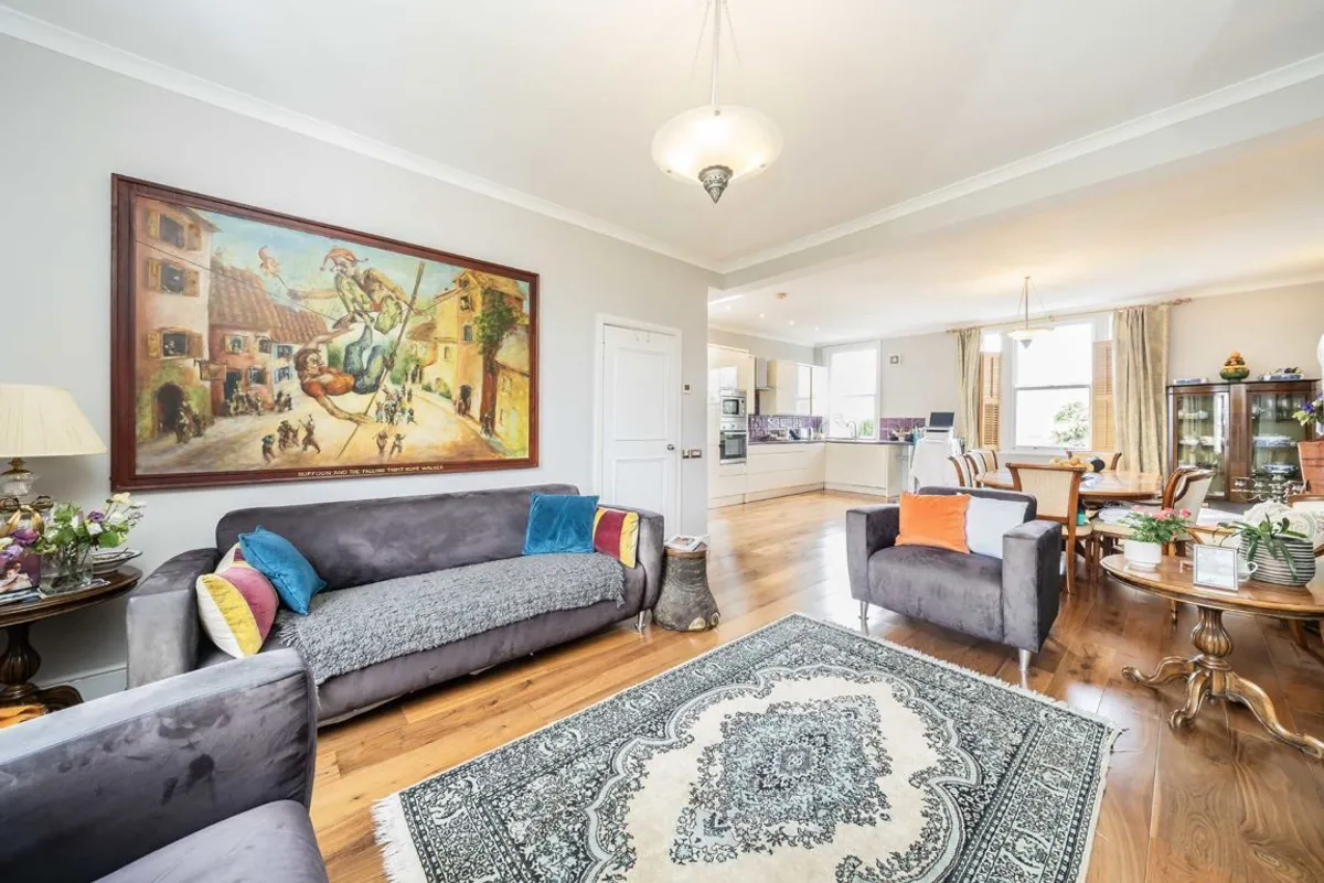 Flat Boscombe Road in Greater London