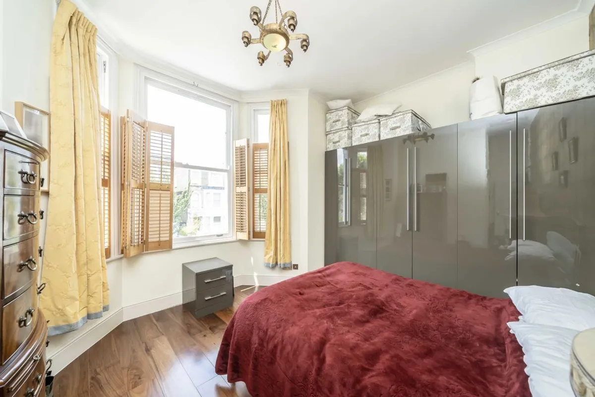 Flat Boscombe Road in Greater London
