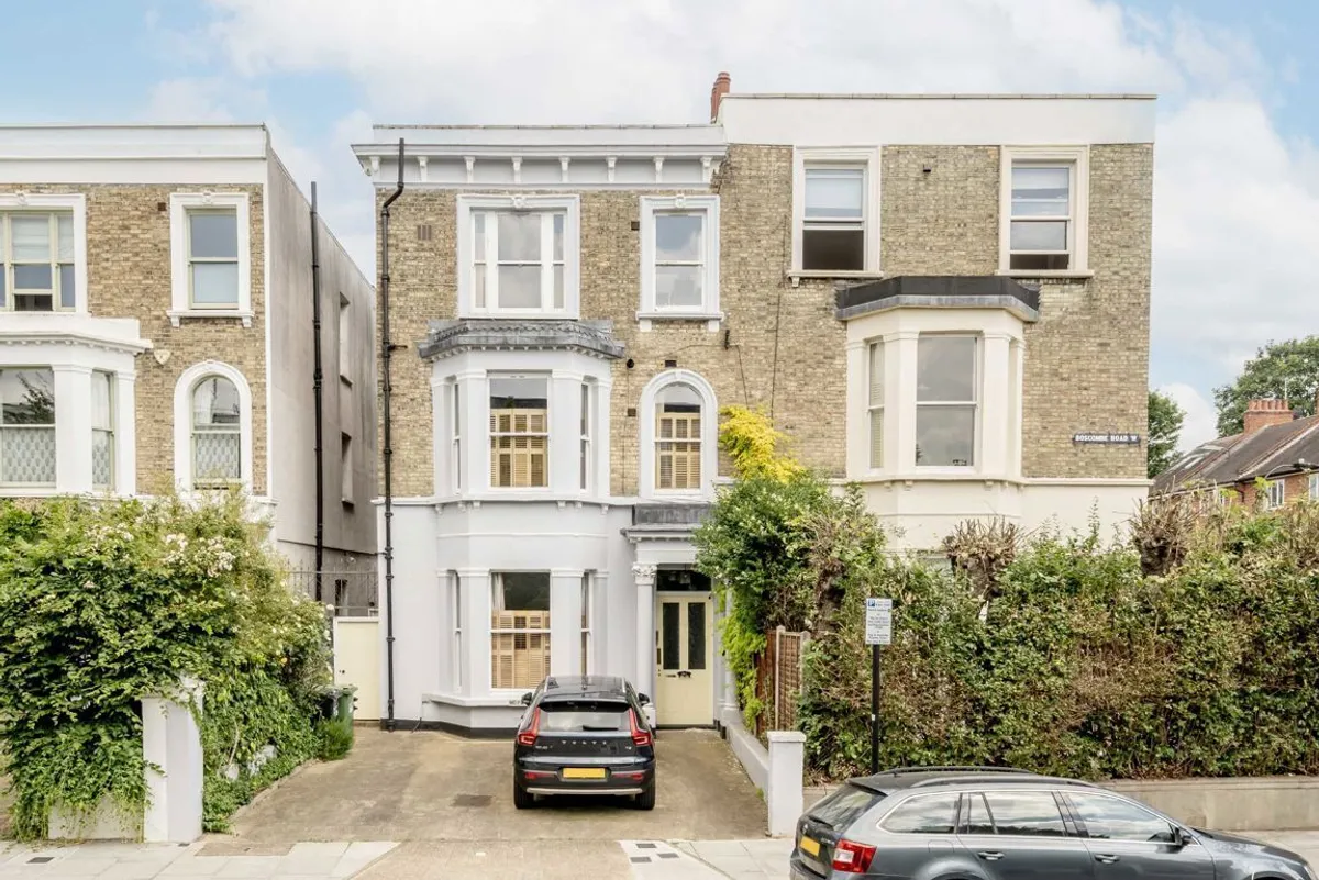 Flat Boscombe Road in Greater London