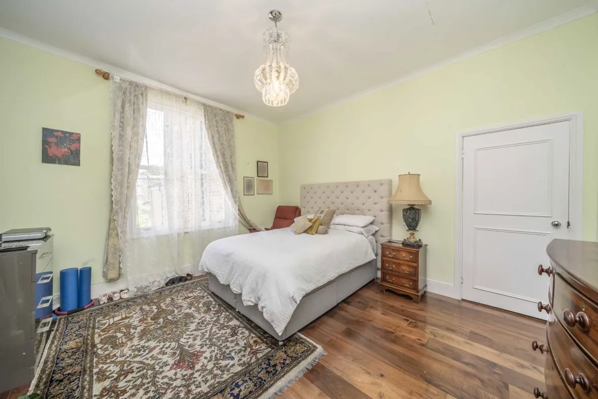 Flat Boscombe Road in Greater London