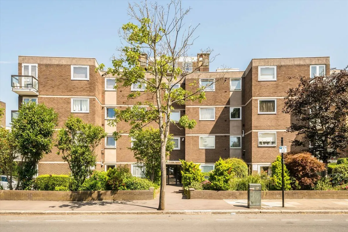 Flat Hillcrest Road in Greater London