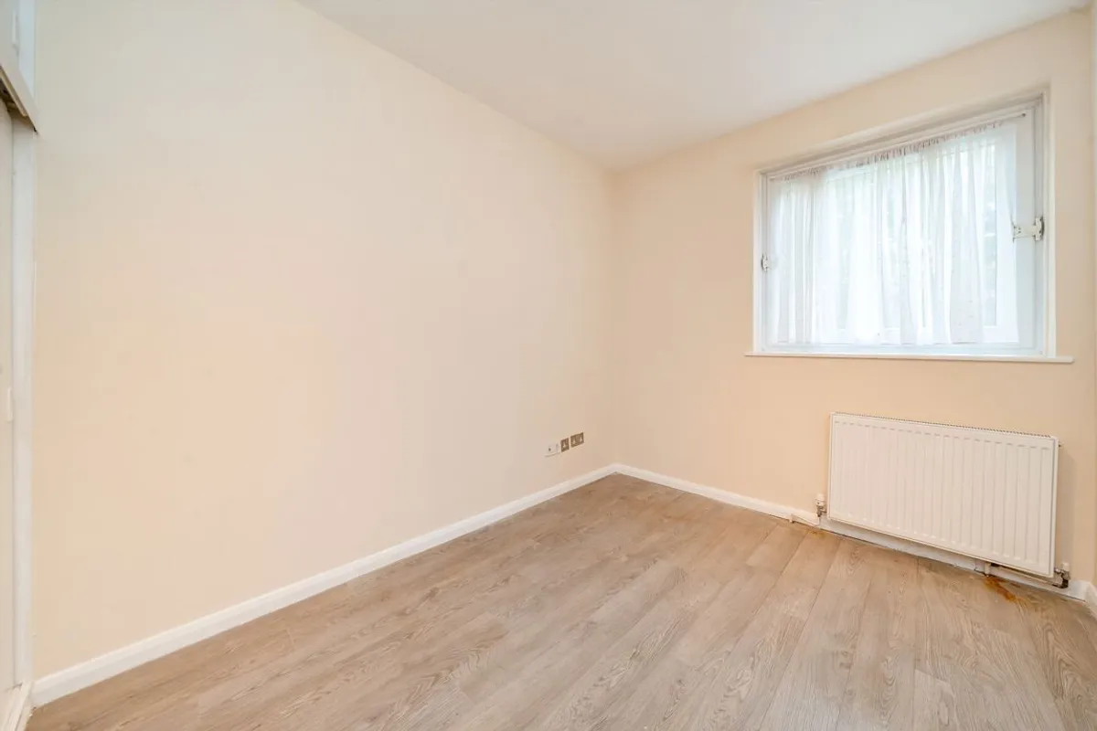 Flat Hillcrest Road in Greater London