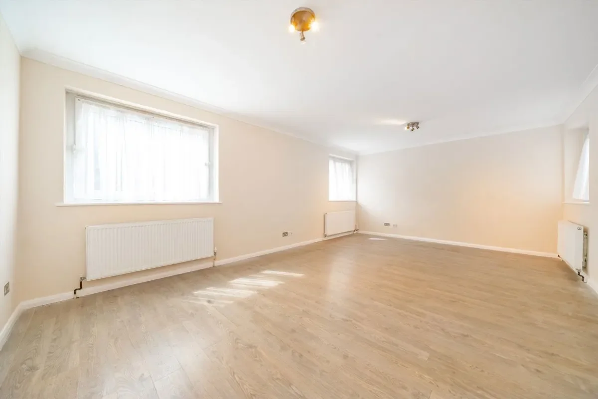 Flat Hillcrest Road in Greater London