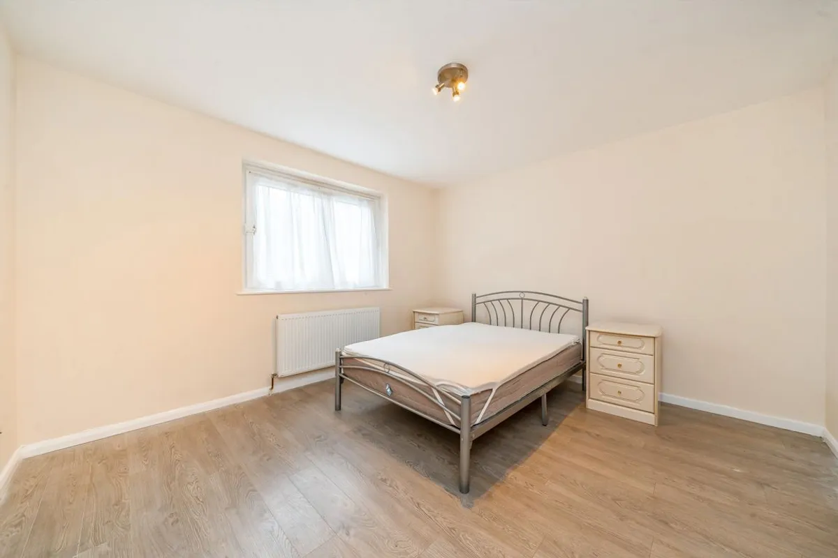 Flat Hillcrest Road in Greater London