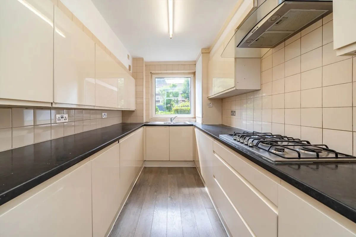 Flat Hillcrest Road in Greater London