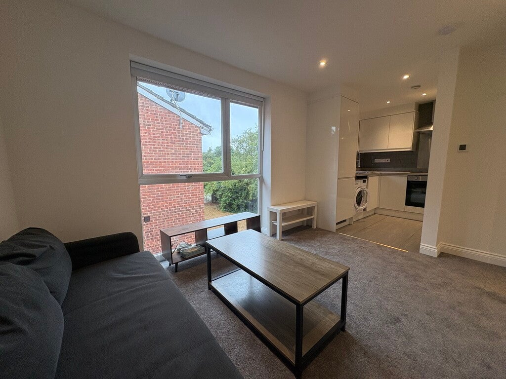 Flat Shurland Avenue in Greater London