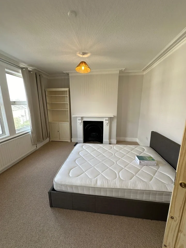 Room Mercers Road in Greater London