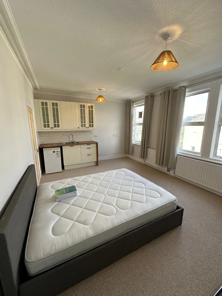 Room Mercers Road in Greater London