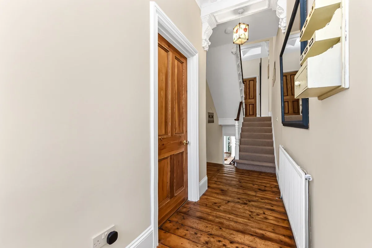 Room Mercers Road in Greater London