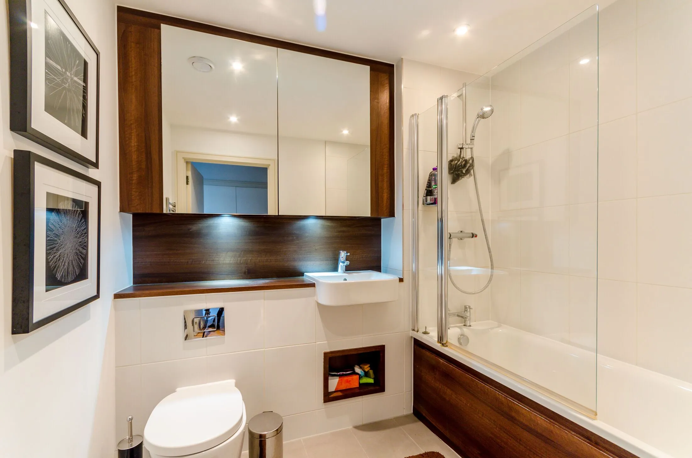 Flat Osiers Road in Greater London