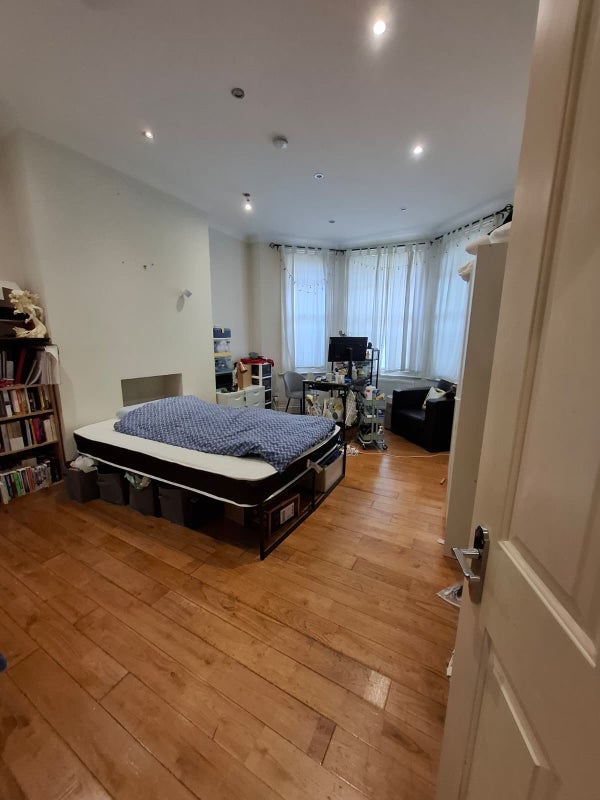 Room Fieldway Crescent in Greater London