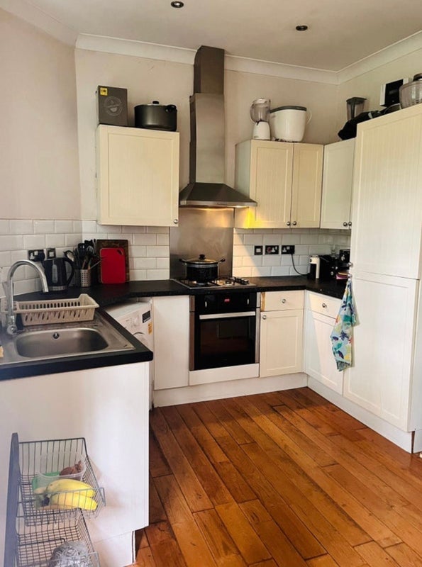 Room Fieldway Crescent in Greater London