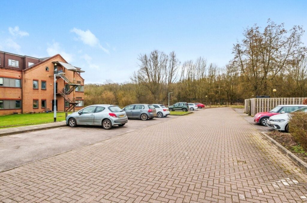 Flat Bartley Way in Hart