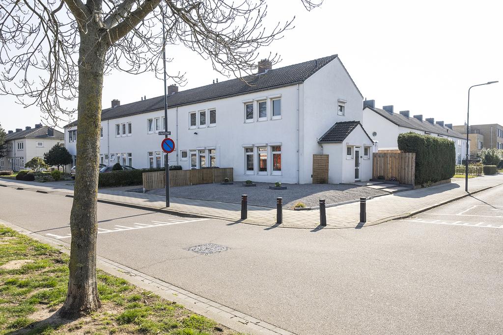 Huis Dorpstraat 1 in Buchten