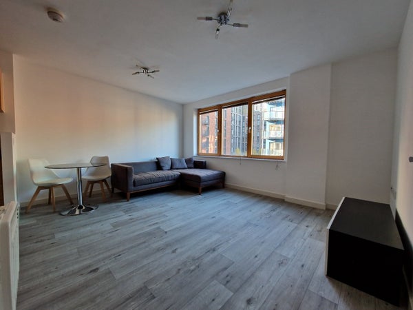 Flat Sweetman Place in Bristol