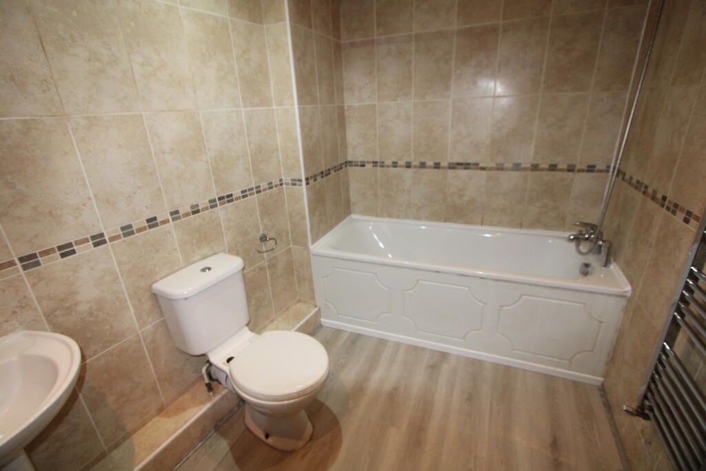 Flat Mitcham Road in Greater London