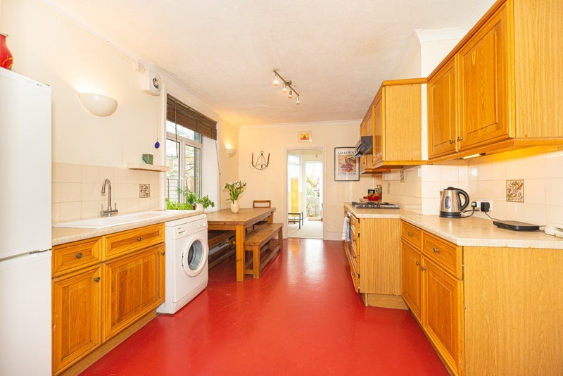 Flat Tierney Road in Greater London