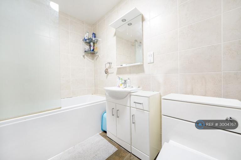 Flat Kintyre Close in Greater London