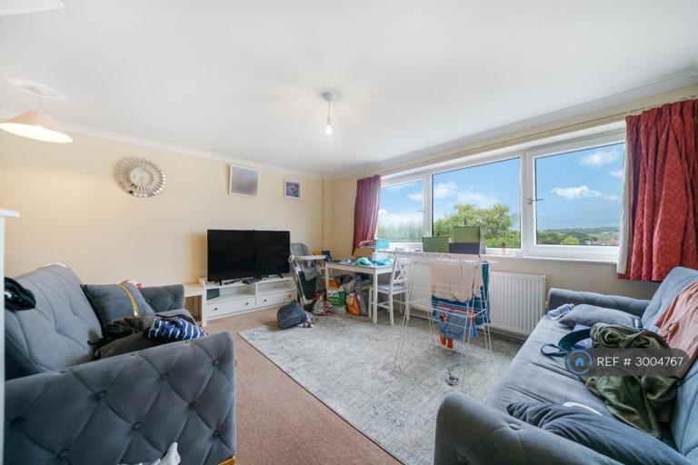 Flat Kintyre Close in Greater London