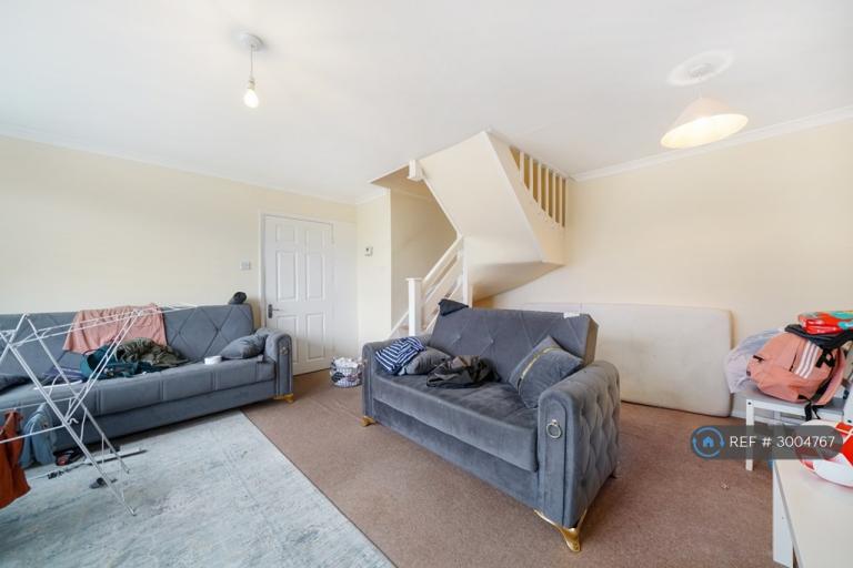 Flat Kintyre Close in Greater London