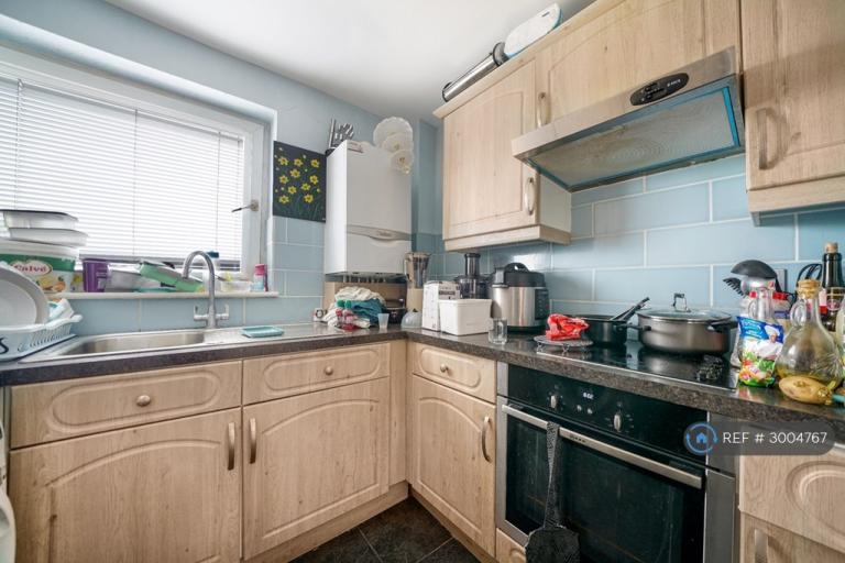 Flat Kintyre Close in Greater London
