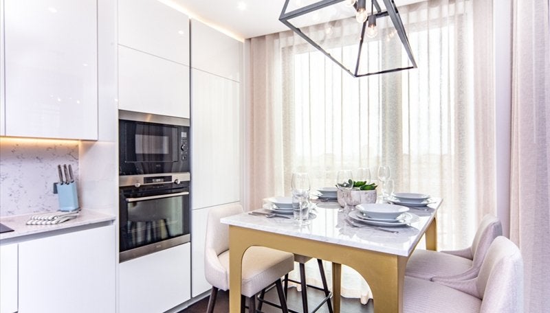 Flat Ponton Road in Greater London