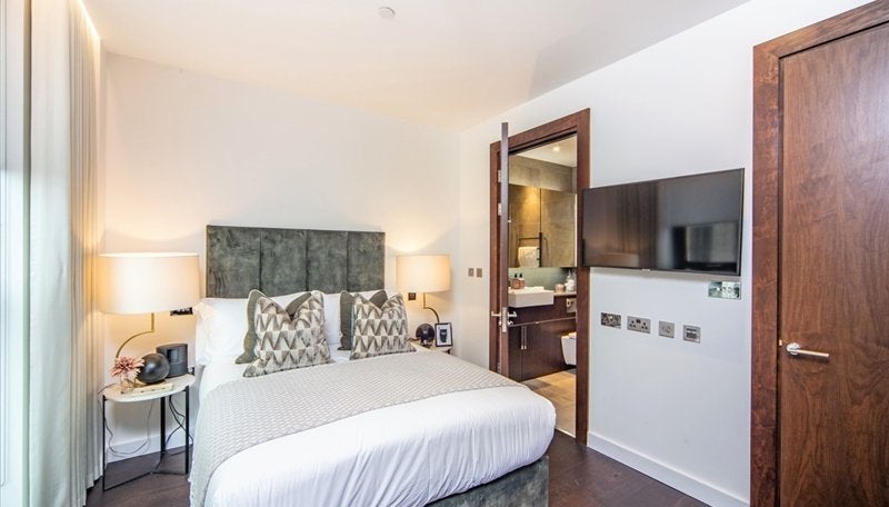 Flat Ponton Road in Greater London