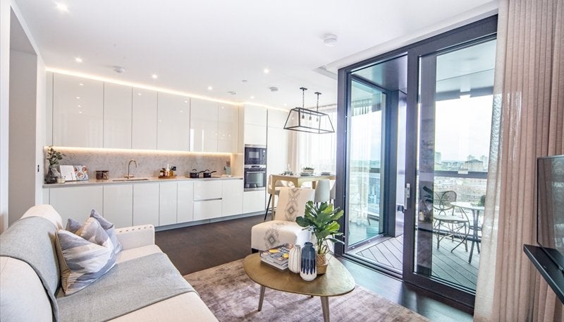 Flat Ponton Road in Greater London