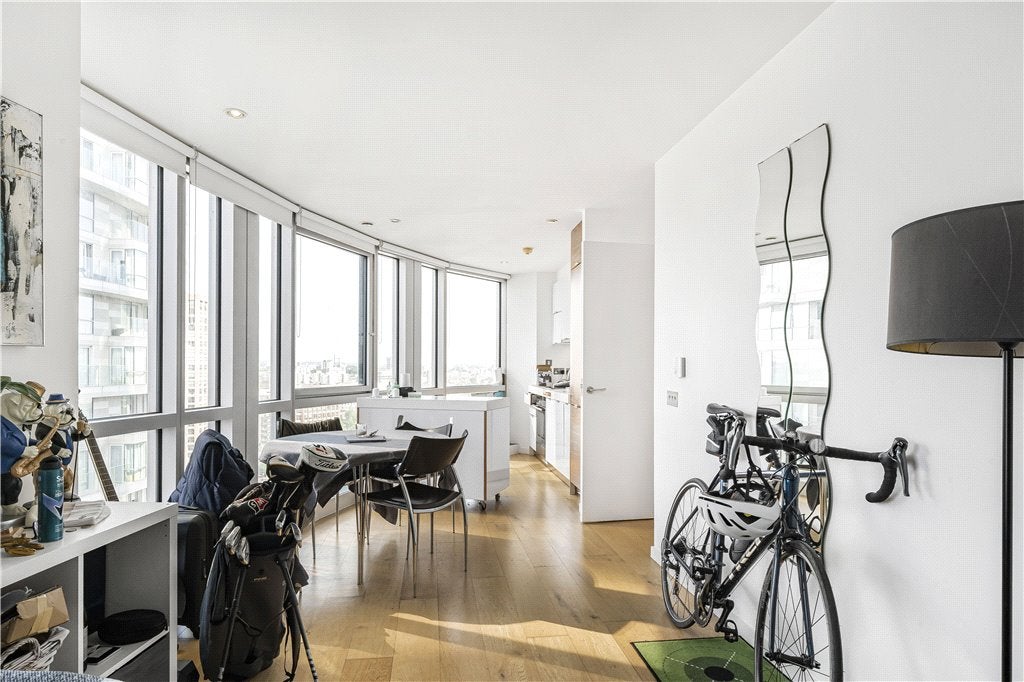Flat Fairmont Avenue in Greater London
