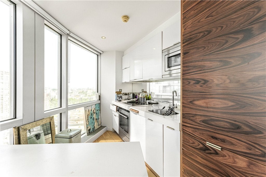 Flat Fairmont Avenue in Greater London