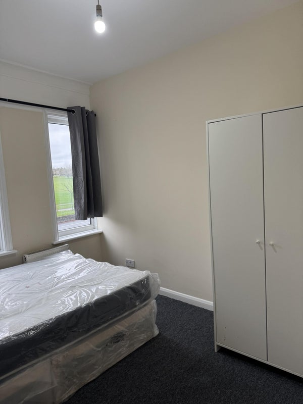 Room Streatham High Road in Greater London