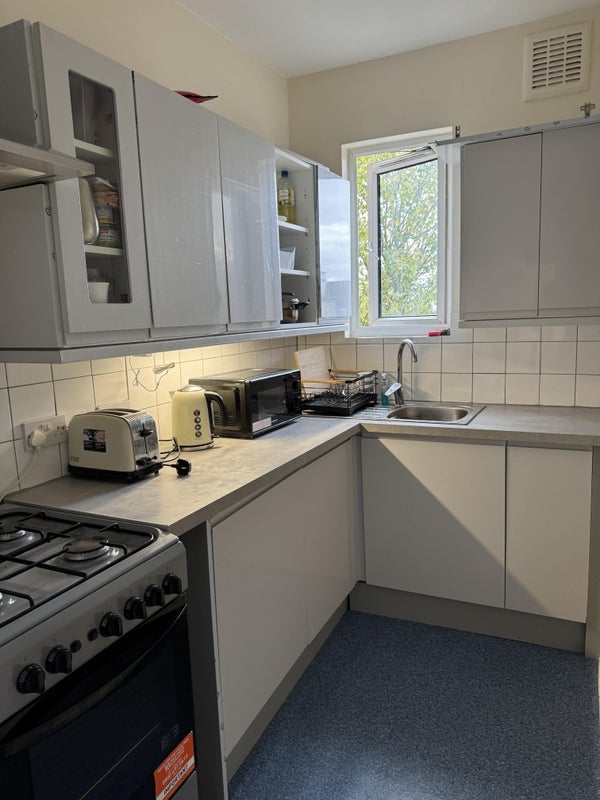 Room Streatham High Road in Greater London