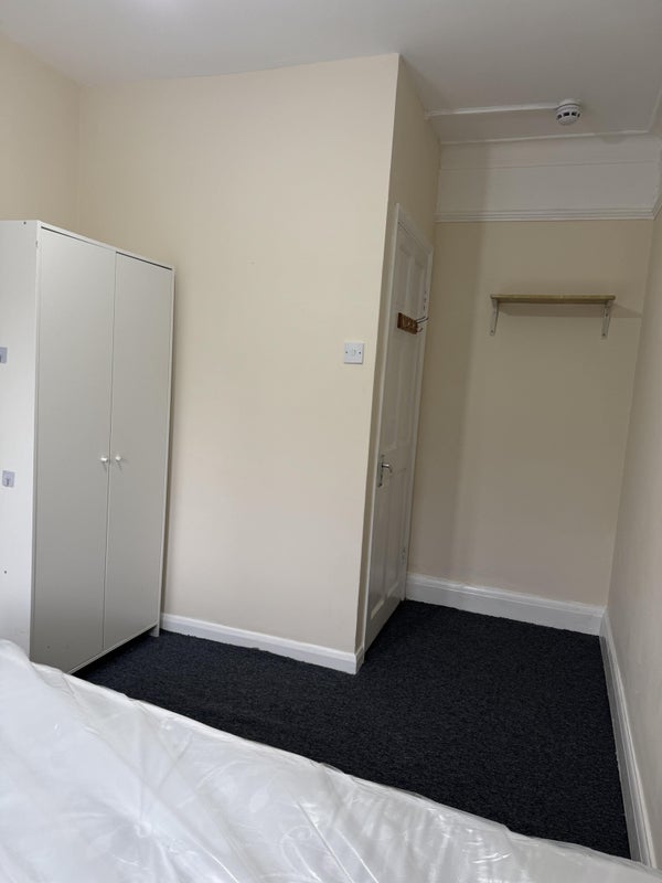Room Streatham High Road in Greater London