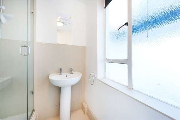 Flat Onslow Gardens in Greater London