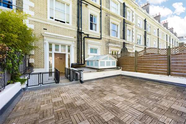 Flat Onslow Gardens in Greater London