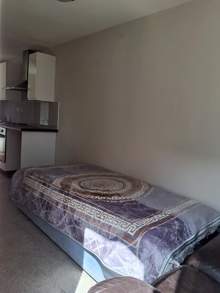 Flat Leeland Road in Greater London