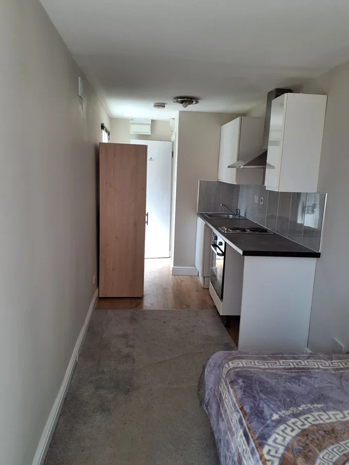 Flat Leeland Road in Greater London