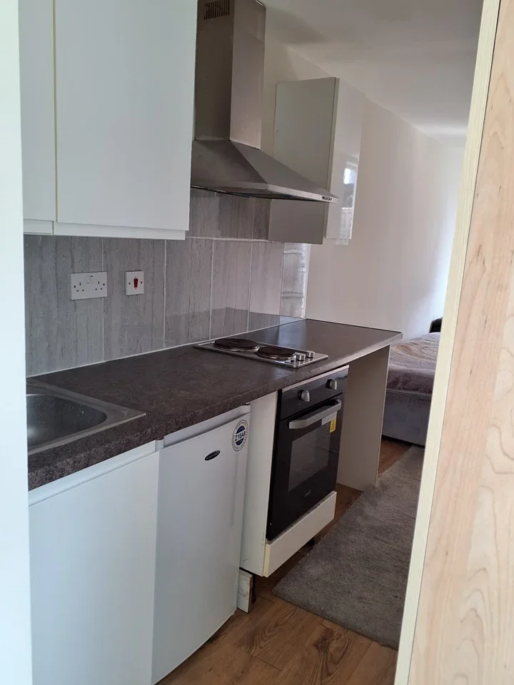 Flat Leeland Road in Greater London